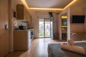 ein Zimmer mit Küche und einem Bett in einem Zimmer in der Unterkunft Sappho Studios in Mytilini
