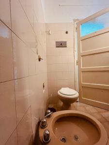 a small bathroom with a toilet and a sink at la casita del altillo in San Francisco