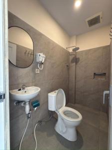 a bathroom with a toilet and a sink at HLB Homestay in Ngadisari