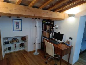 an office with a desk with a computer on it at Casa via dei Longini in Città di Castello