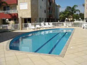 a swimming pool in the middle of a courtyard at Apartamento em Praia dos Ingleses in Florianópolis