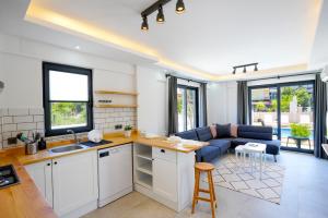 a kitchen and living room with a blue couch at Meva Luxury Apartments in Muğla