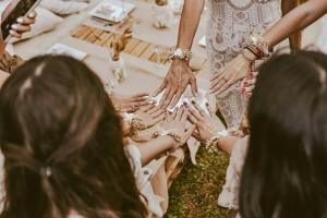a group of people putting their hands on top of a table at EDEN LOCQUIREC l Flow Breathe & SPA l La Chambre d'Hôtes réinventée in Locquirec +93 photos
