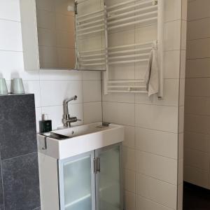 a small kitchen with a sink and a mirror at Inn de Vijf Sinnen in Geertruidenberg
