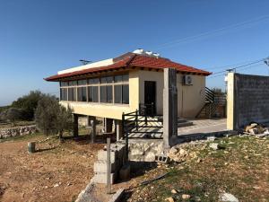 Auf einem Feld wird ein Haus gebaut. in der Unterkunft Oak Chalet in Umm al Manābī‘