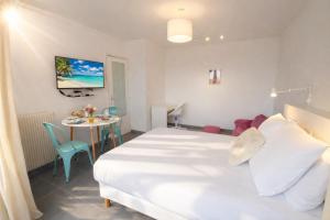 a hotel room with a bed and a table at Le Candy- Appartement de charme à Digoin in Digoin