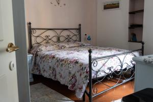 a bedroom with a bed with a floral bedspread at Tuscan retreat in Orciatico