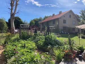 ein Garten vor einem Haus in der Unterkunft Vita Krala in Haddebo