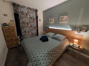 a bedroom with a bed with a bag on it at La Casa Terracotta, ménage et linge inclus in Roses +58 photos