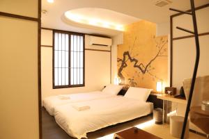 a bedroom with a bed and a window at oyasumi hotel 道頓堀 Zero-pressure mattress in Osaka