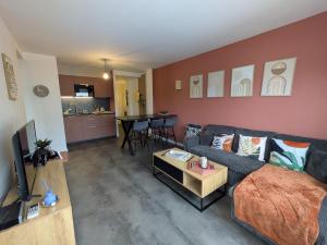 a living room with a couch and a table at La Casa Terracotta, ménage et linge inclus in Roses