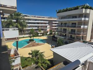 an aerial view of a building with a swimming pool at La Casa Terracotta, ménage et linge inclus in Roses