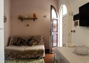 a living room with a couch and a table at Tuscan retreat in Orciatico