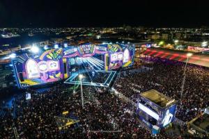 a large crowd of people at a carnival at night at Casa confortável a 3km do centro in Petrolina +2 photos