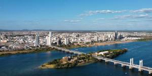 a bridge over a river next to a city at Casa confortável a 3km do centro in Petrolina