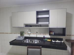 a kitchen with a sink and a counter top at Casa confortável a 3km do centro in Petrolina