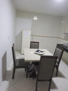 a white table and chairs in a kitchen at Casa confortável a 3km do centro in Petrolina