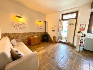 a living room with a couch and a table at “La Casetta nel Borgo” in Cerveteri