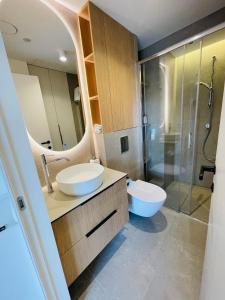 ein Badezimmer mit zwei Waschbecken und einer Dusche in der Unterkunft Marè studio in Neringa