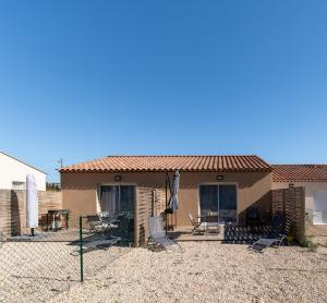 a house with chairs and a patio in front of it at Les deux pauses in Martigues