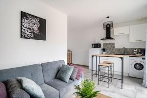 a living room with a couch and a kitchen at Les deux pauses in Martigues +13 photos
