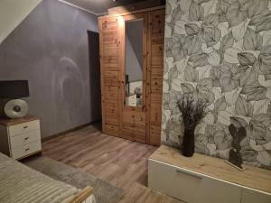 a bedroom with a vase of flowers on the wall at Haus an der Dorfteichstraße in Alt Krenzlin