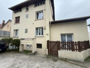 a house with a wooden fence in front of it at Le Must - Chambre double entre Paris et Disney in Livry-Gargan