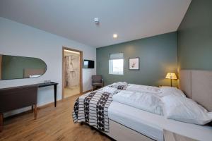 a bedroom with a large bed and a desk at West Ranga lodge in Hella