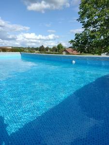 a large swimming pool with blue water at La Trimouillaise in La Trimouille