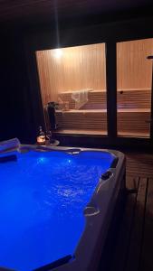 a large blue tub in a bathroom with a window at Le Cabane Retreat in Lereşti