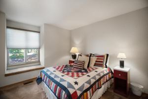 a bedroom with a bed and a window at 17 Quelah Condo in Sunriver