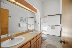 a bathroom with two sinks and a toilet at 17 Quelah Condo in Sunriver +14 photos