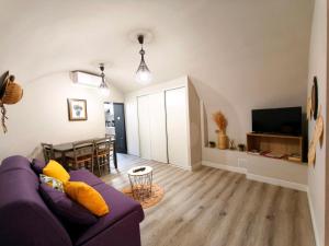 a living room with a purple couch and a table at Mistral Studio in Cassis