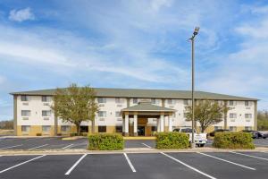 a parking lot in front of a hotel at Best Western Big Spring Lodge in Neosho