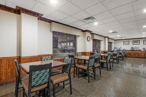 a dining room with tables and chairs at Best Western Big Spring Lodge in Neosho