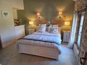 a bedroom with a bed with two lamps and two dressers at Le LOFT GASCON in Mauvezin-dʼArmagnac