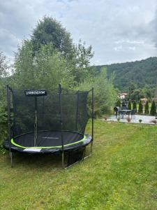 a trampoline in the grass in a yard at Domek nad Dunajcem in Krościenko