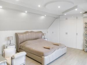 a white bedroom with a bed in a room at Grande villa T6 avec piscine à 30 min de Disneyland Paris in Coulommiers