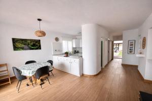 a kitchen and dining room with a table and chairs at Terraza con vistas al mar Tenerife Norte Mesa del Mar in Tacoronte