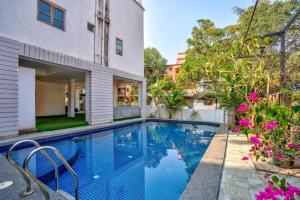 a swimming pool in the backyard of a house at Hotel Pajaros Blu in Calangute