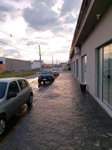 a group of cars parked next to a building at Alphaville Studios in Pirapora