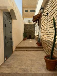 an empty alley with a door and a cactus at Villa Oasis Ain El Turk in Aïn El Turk