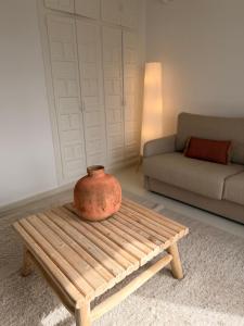 a vase sitting on a coffee table in a living room at Dodos Guardias Viejas - Almerimar in El Ejido