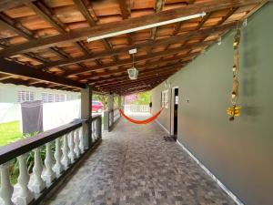a porch with a wooden ceiling and a walkway at Chácara recanto do Sagui in Santa Isabel