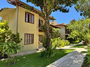 a view of the house from the garden at Pousada Coisa e Tao in Arraial d'Ajuda