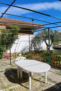 a white table sitting in the middle of a patio at Cal Marcos in Torregrosa