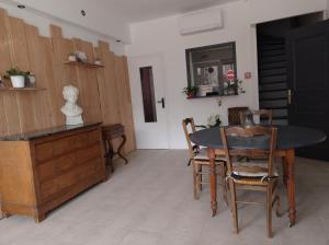 a dining room with a table and some chairs at Chambre double Le Lion d'Or in Nérondes