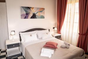 a bedroom with a bed with two towels on it at Albergo Al Cinghiale in Montevecchio