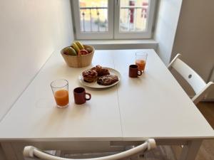 a table with a plate of food and a bowl of fruit at Studio Le Dolmen Château-Larcher Arrivée autonome in Château-Larcher +3 photos