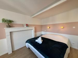 a bedroom with a bed with two stuffed animals on it at Studio Le Dolmen Château-Larcher Arrivée autonome in Château-Larcher